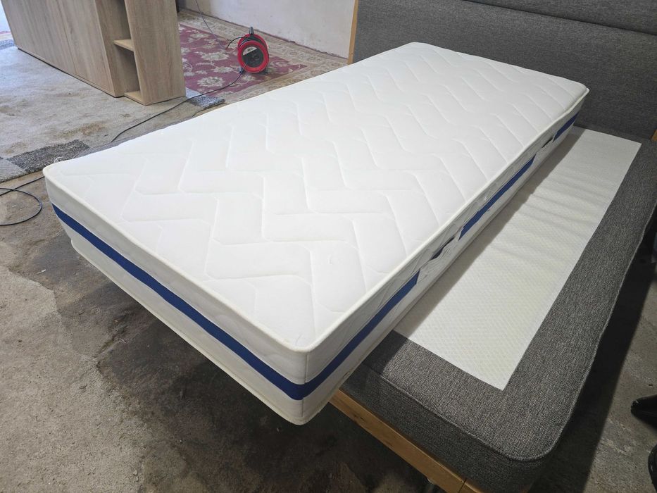 Materac 90 x 200, wysokość 24 cm, stan idealny