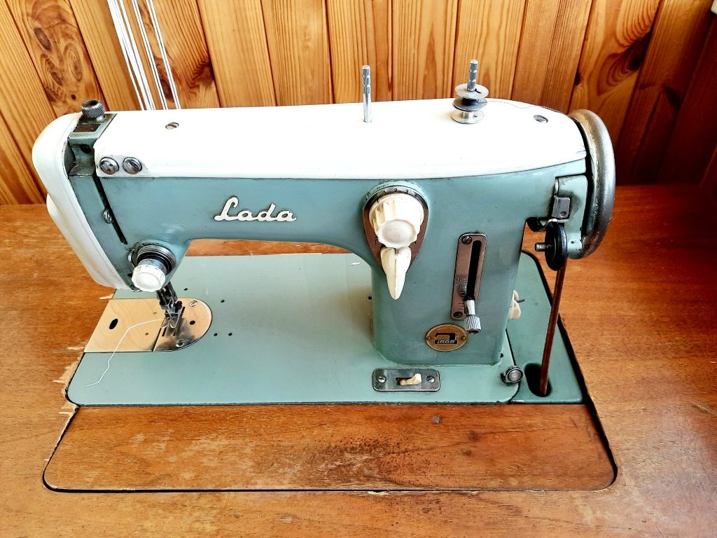 Швейная машинка Lada 236