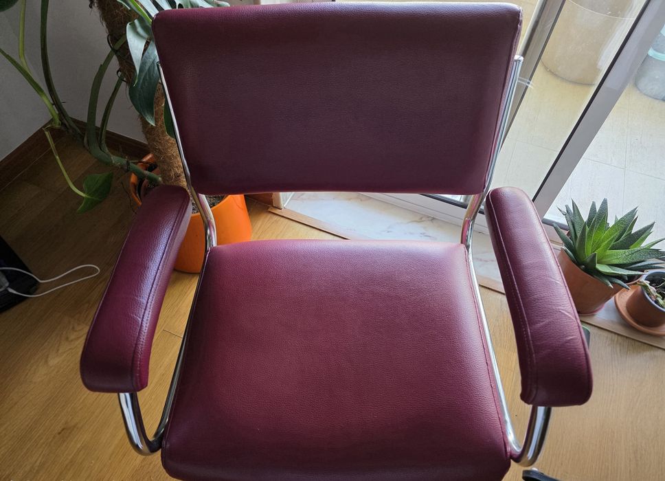 Cadeira de escritório vintage em pele sintética vinho e metal cromado