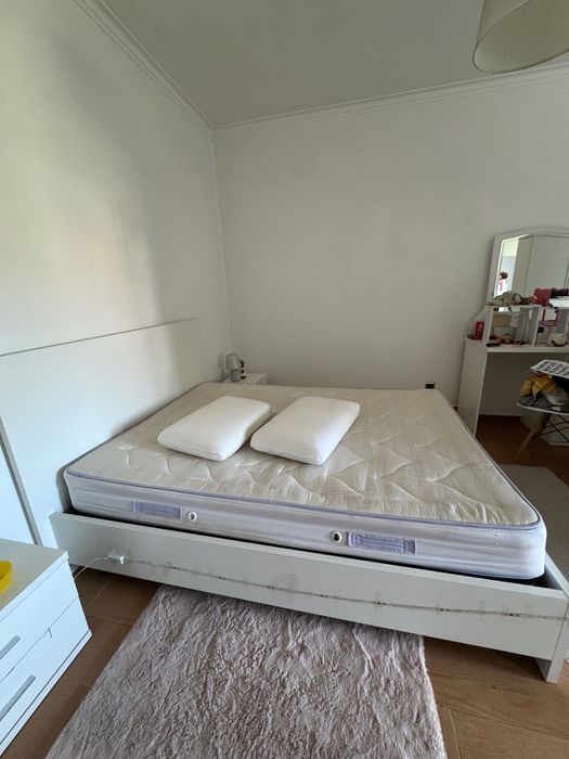 Cama de casal branca com estrado, colchão e 2 mesas de cabeceira