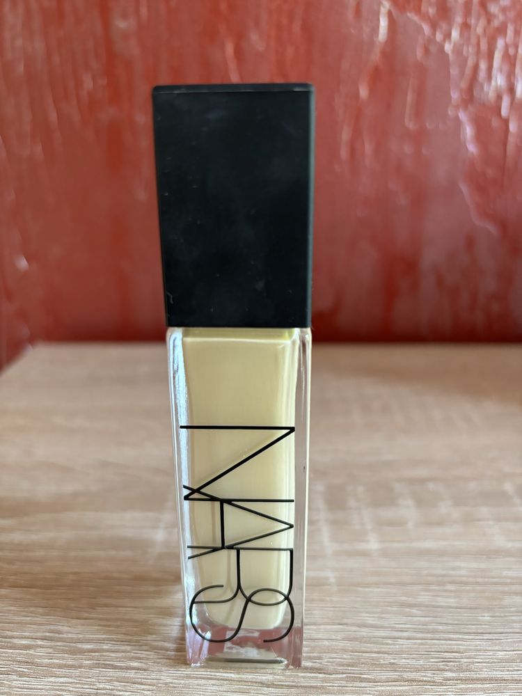 NARS podklad Natural Radiant Longwear Foundation - Podkład