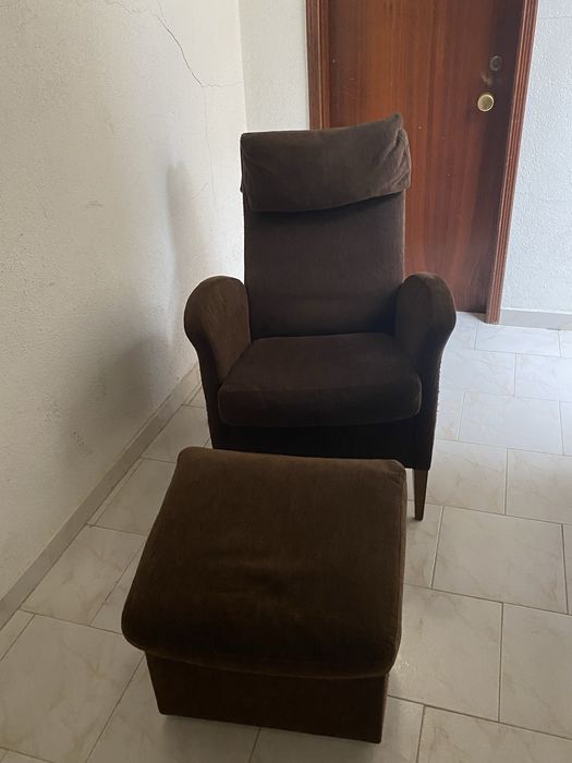 Poltrona com apoio de pés