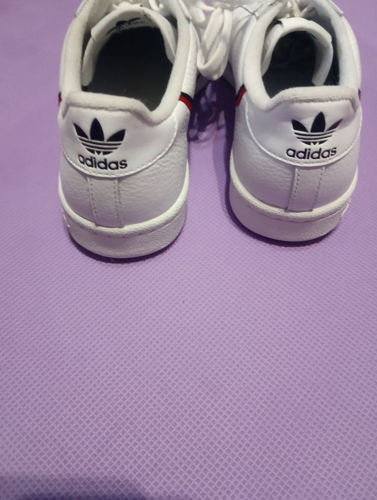 Жіночі кросівки бренду Adidas