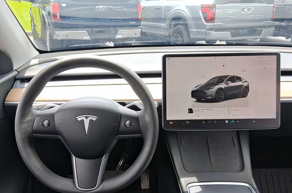 Tesla Model Y      2022