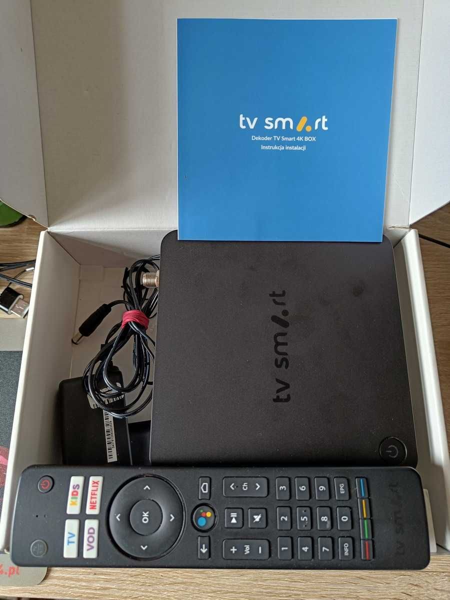 dekoder smart TV BOX 4K DV8988 RAM 2 GB/16 GB komplet