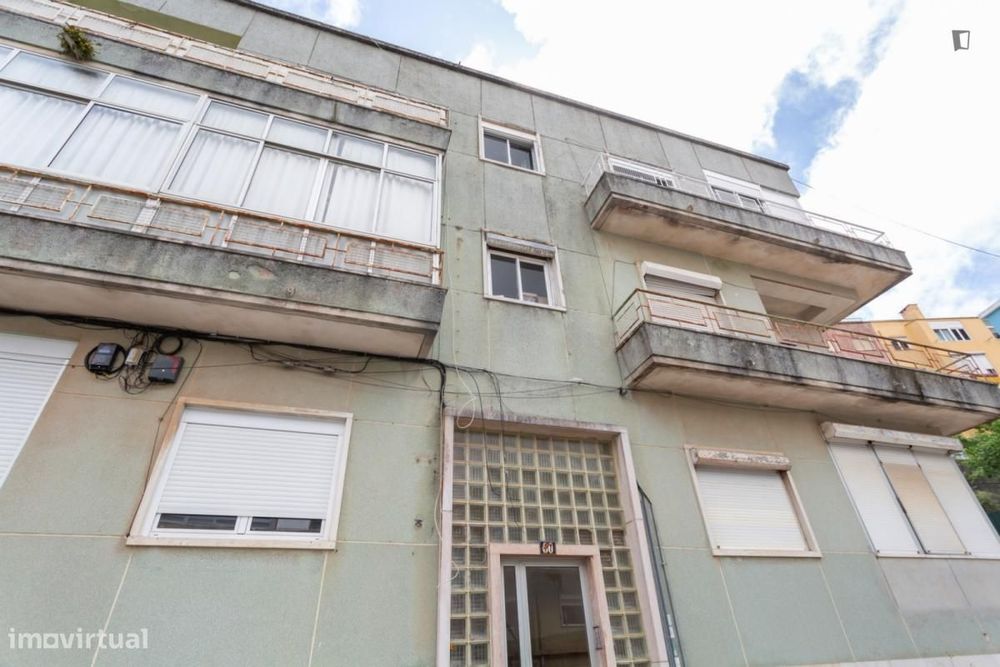 Quarto - localizado em Amadora Lisbon