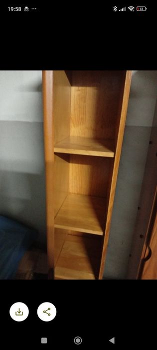 Estante de madeira com porta