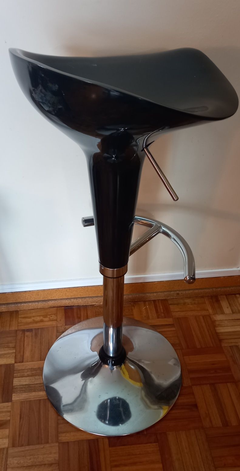 Bancos "tipo" bar.