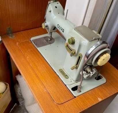Máquina de costura Oliva com móvel