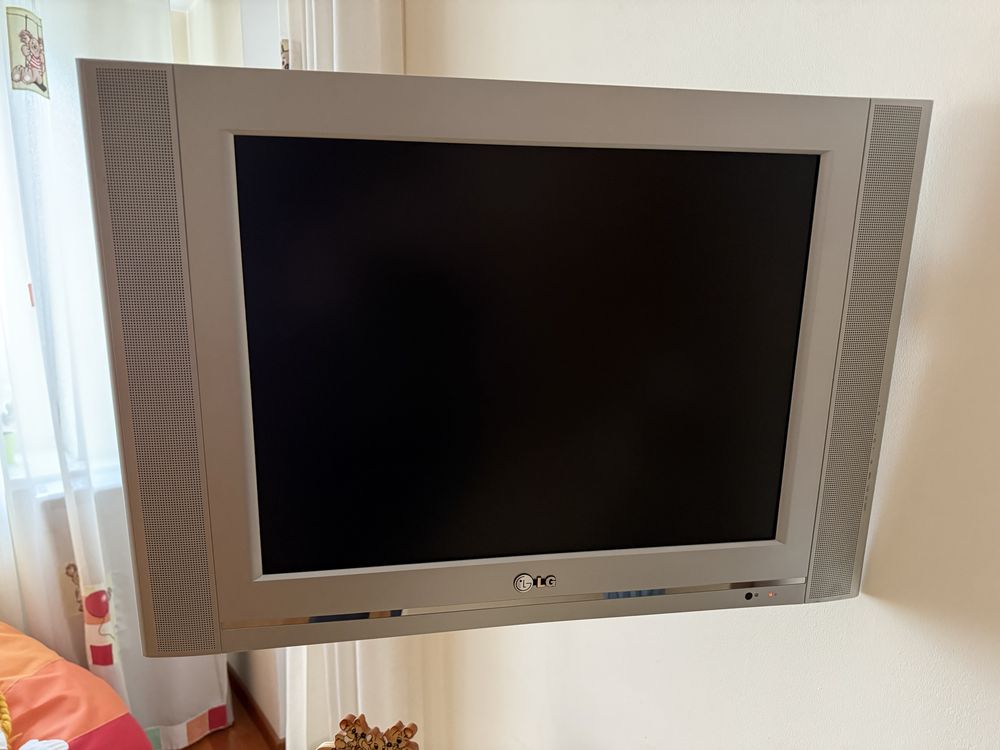 Телевизор на креплении LG RZ-20LA70 Rev A 20’’