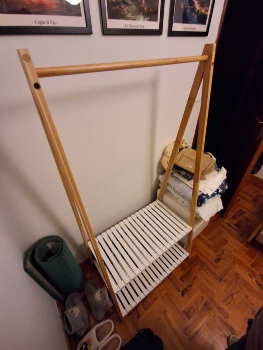 Suporte cabides com prateleiras branco/madeira 149x73x50 em bom estado