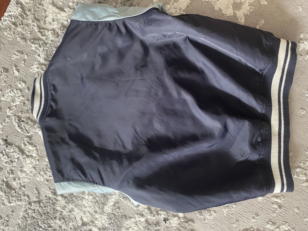 Kurtka Pull&Bear Yale Niebieska kurtka bomberka w uczelnianym stylu