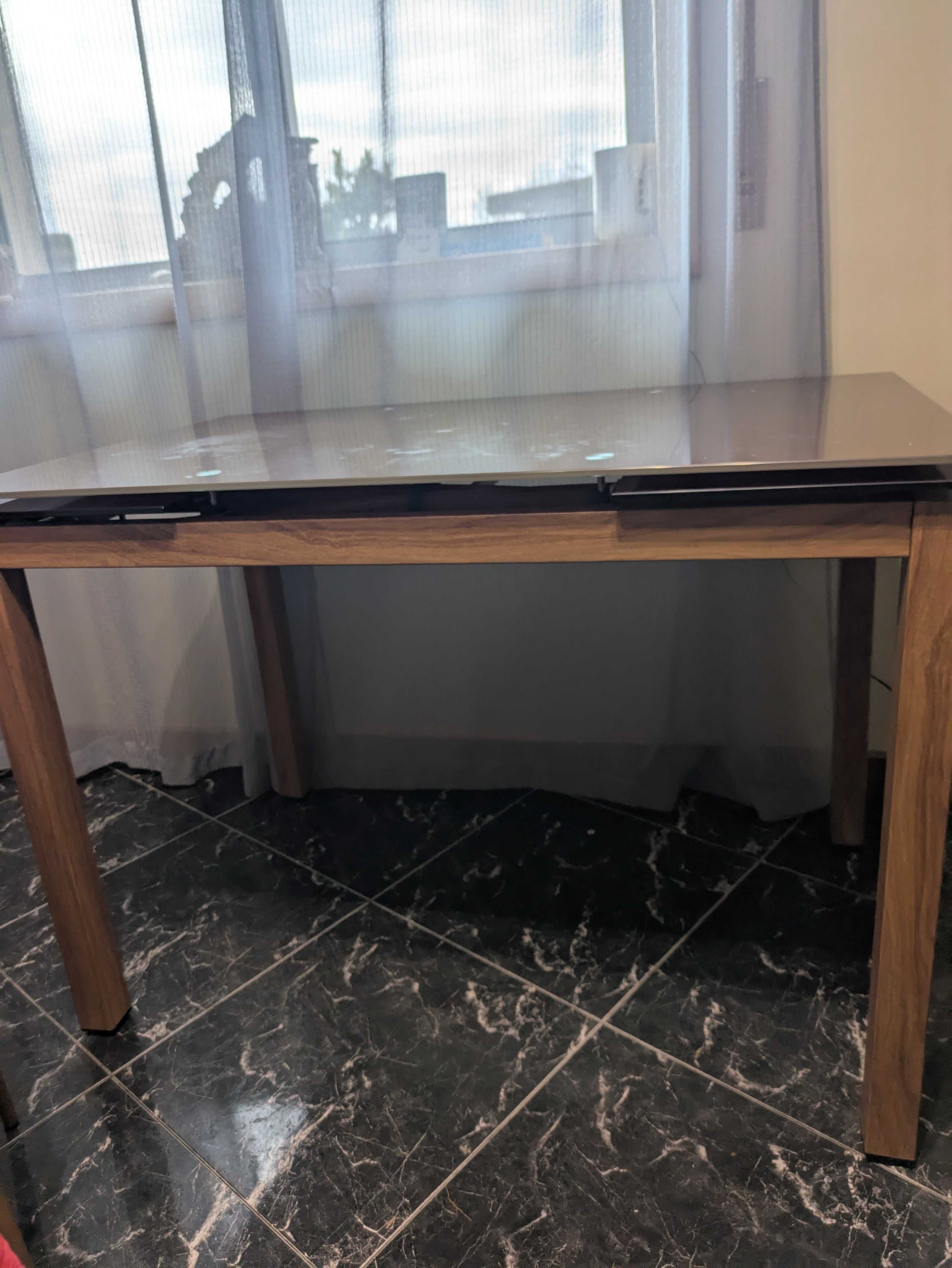 Mesa nova, com tampo de vidro temperado