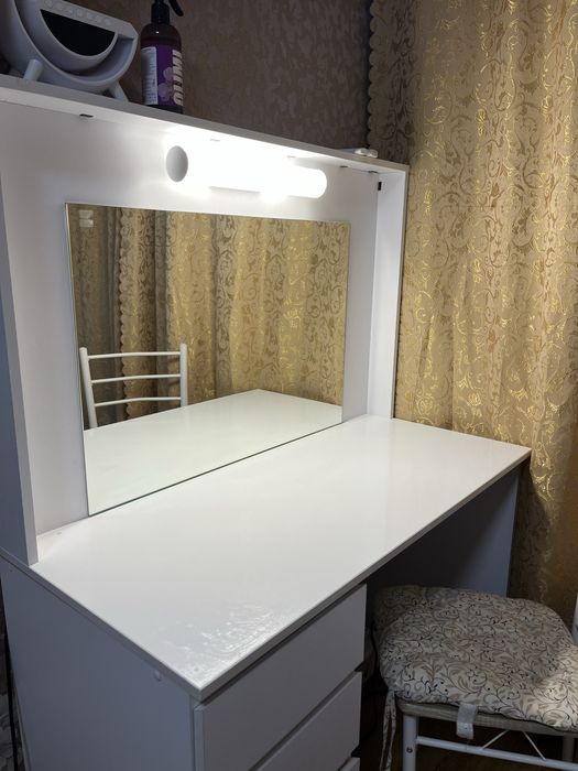 Продам жіночий косметичний столик.