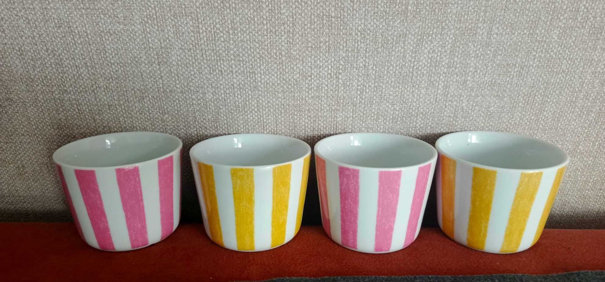 Komplet 4 porcelanowych kubków bez ucha.