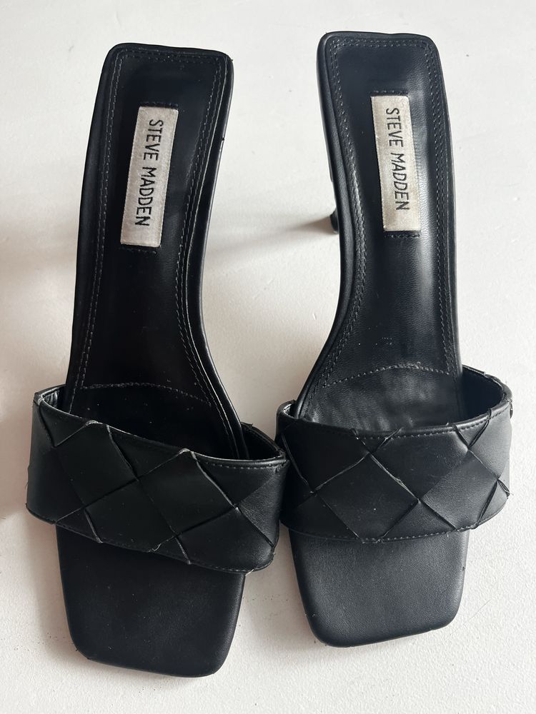 Czarne klapki na małym oncasie Steve Madden 39