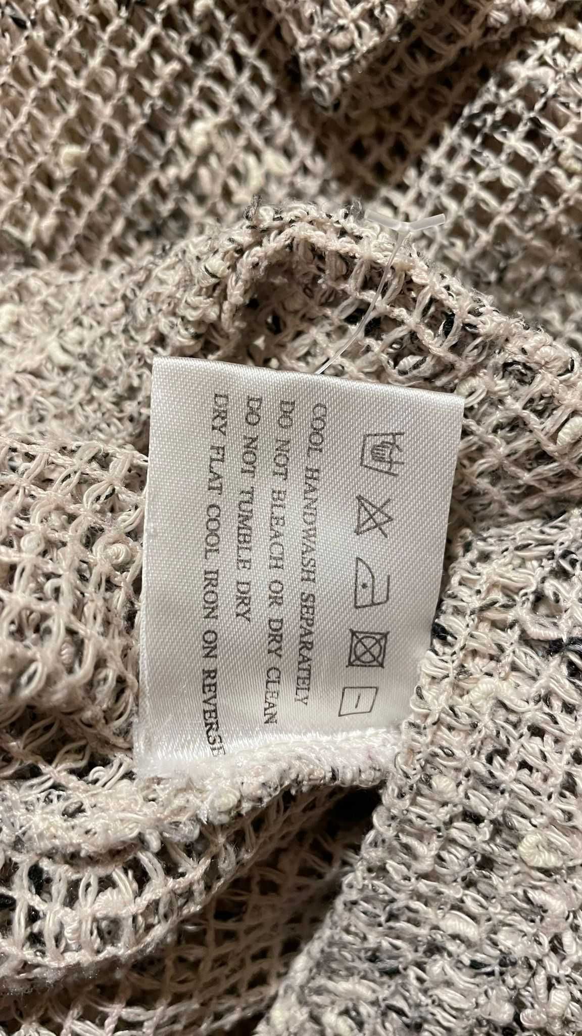 Ażurowy sweter damski w unikalnym stylu.