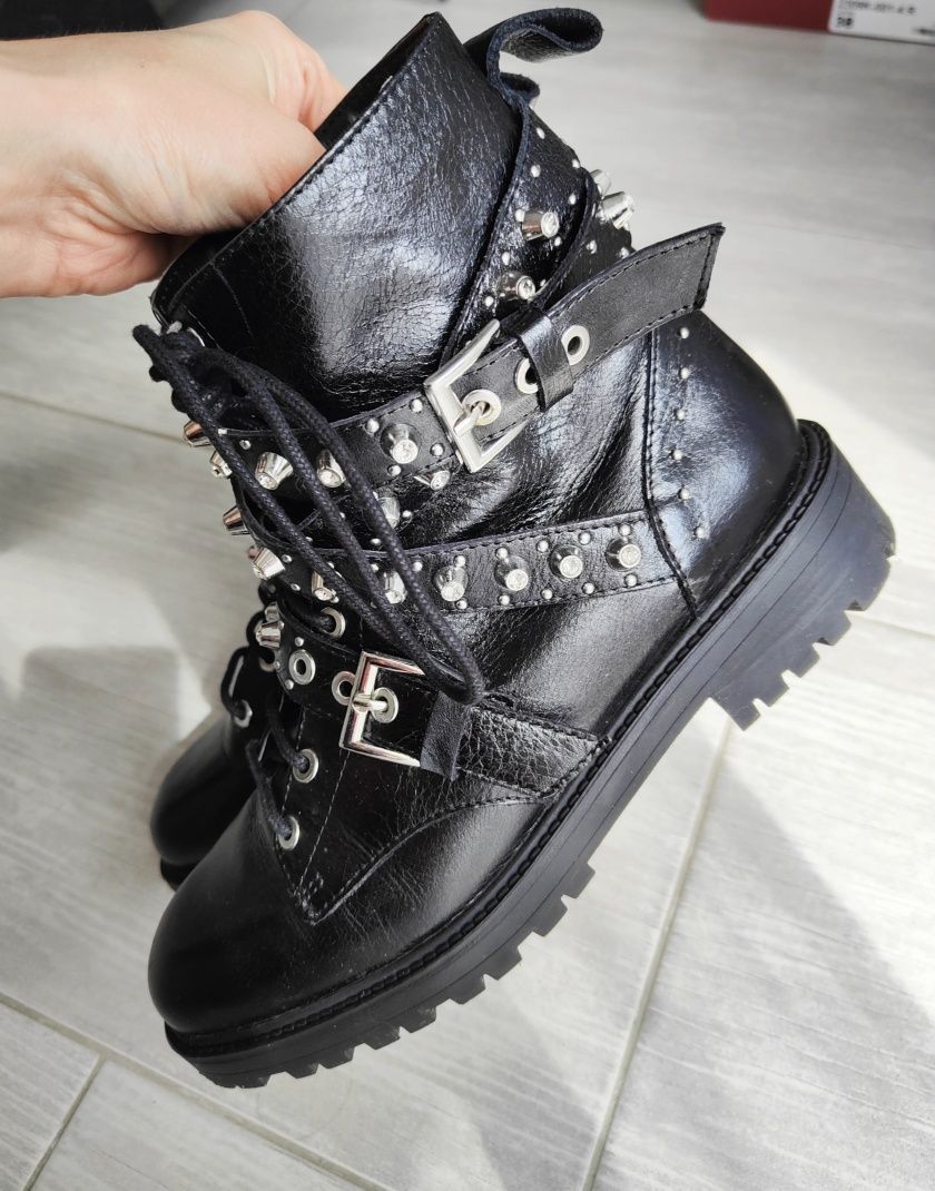Czarne skórzane botki z dżetami, Zara, r. 38, biker boots, motocyklowe