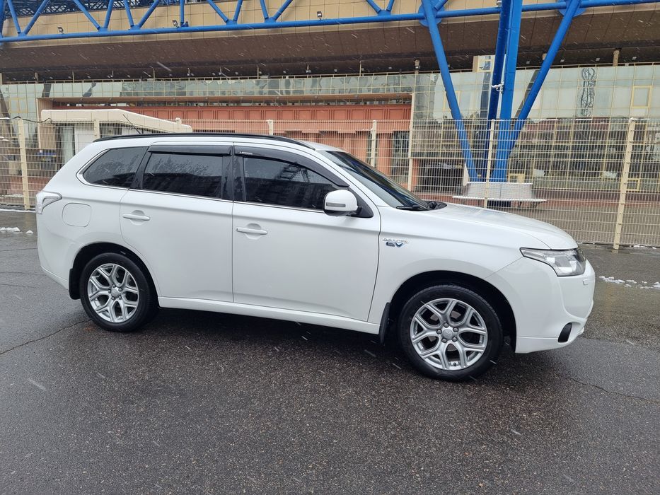 Mitsubishi Outlander PHEV 2014