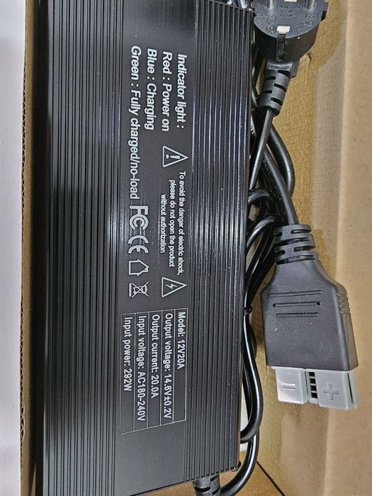 Зарядное Lifepo4 12 вольт 20Амрер
