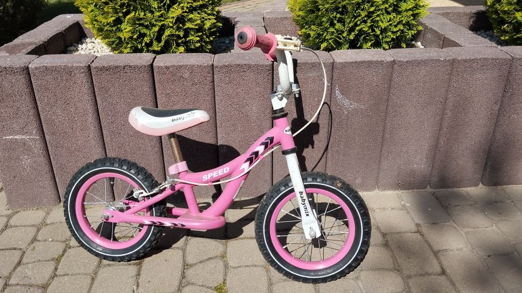 Różowy rowerek biegowy, dziecięcy.