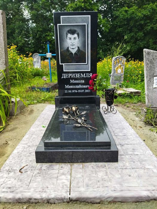 Кованые розы и ваза