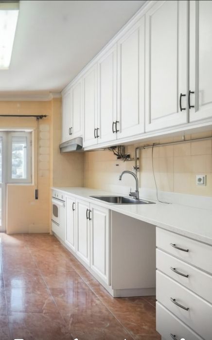 Cozinha com eletrodomésticos em Guimarães