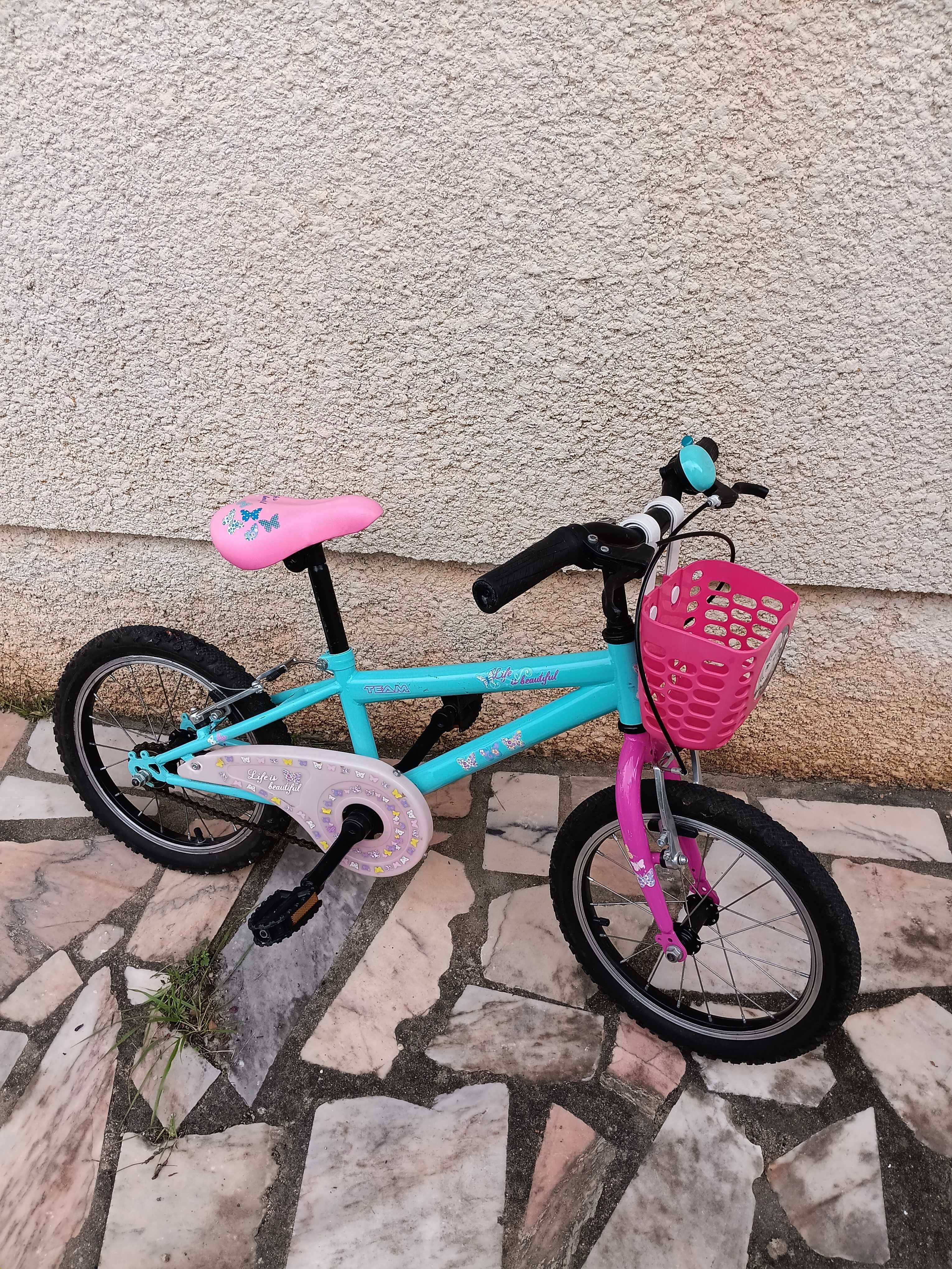 Para venda duas cadeiras de passeio mais uma bicicleta.