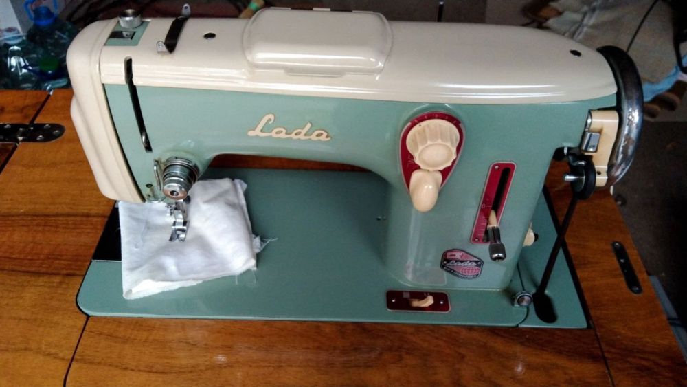 Швейная машинка Lada с ножным приводом в тумбе.