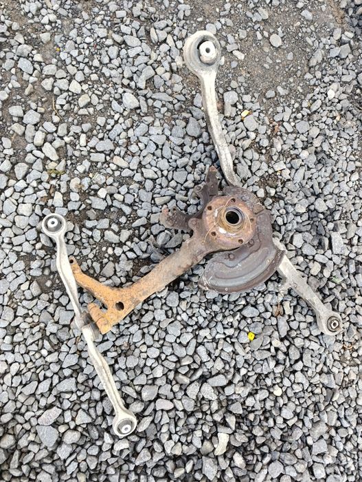 Zwrotnica lewa zawieszenie wachacz volkswagen passat B5 audi a4 b5