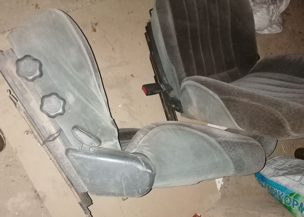 Автомобільні сідушки 
Стояли на ваз 2105 
Деталі за номиром 
066135987