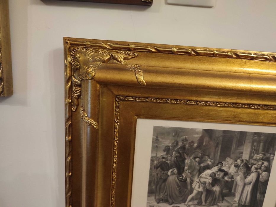 Quadro com moldura dourada e gravura preto e branco