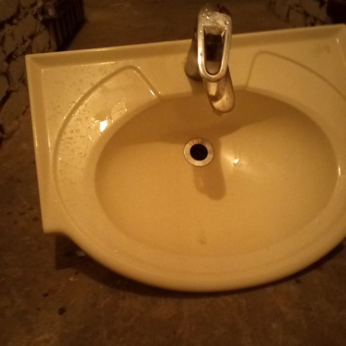 Umywalka z baterią i wężykami