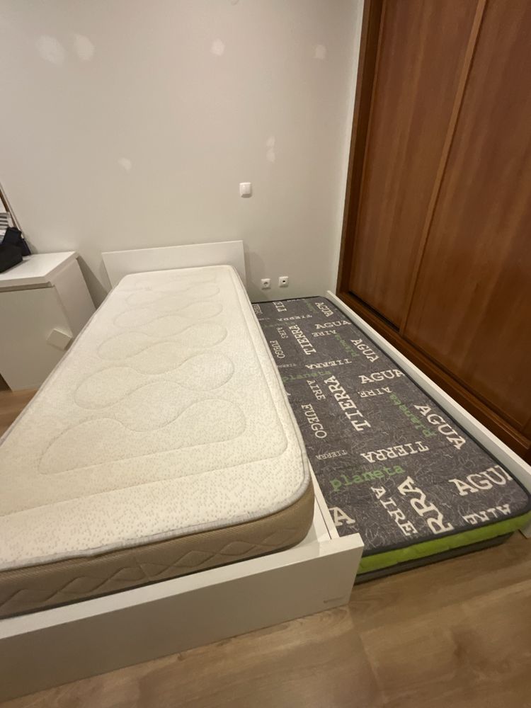 Cama e secretária - conjunto de quarto de criança