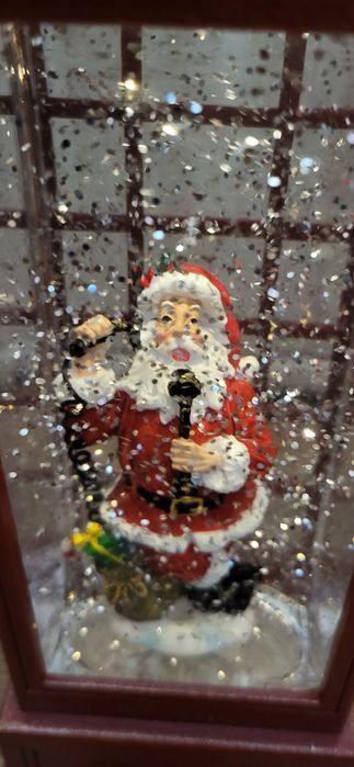 Budka telefoniczna ze św. Mikołajem 25cm LED na baterie czerwona