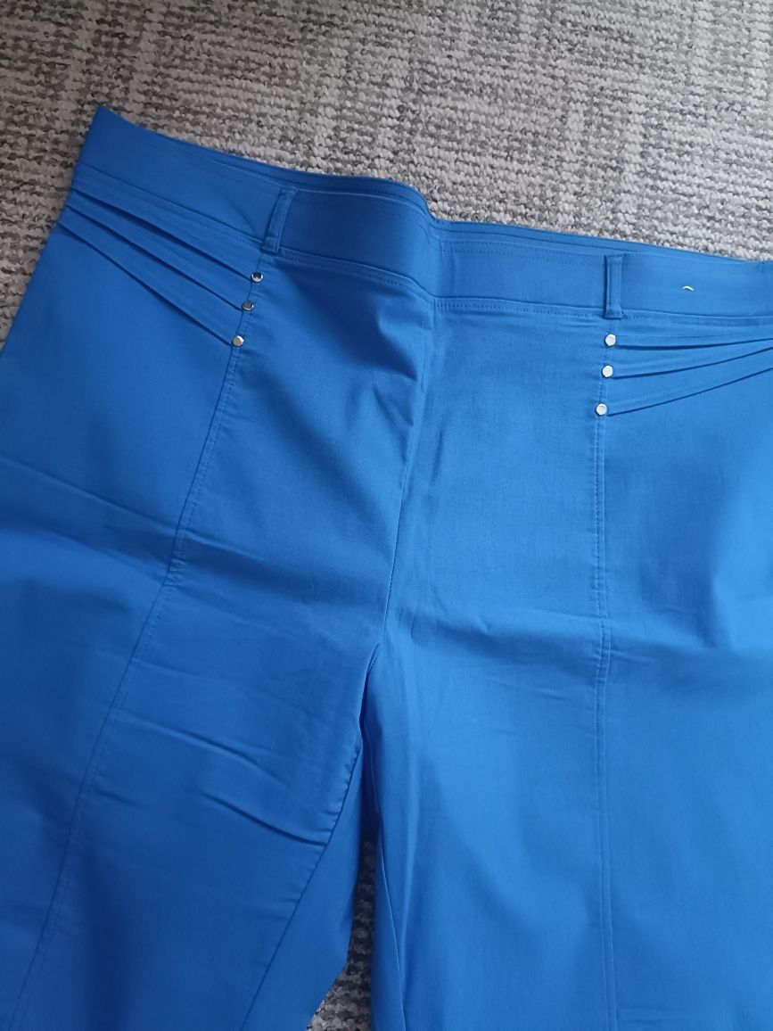 Kobaltowe spodnie przed kostkę plus size z wiscozy