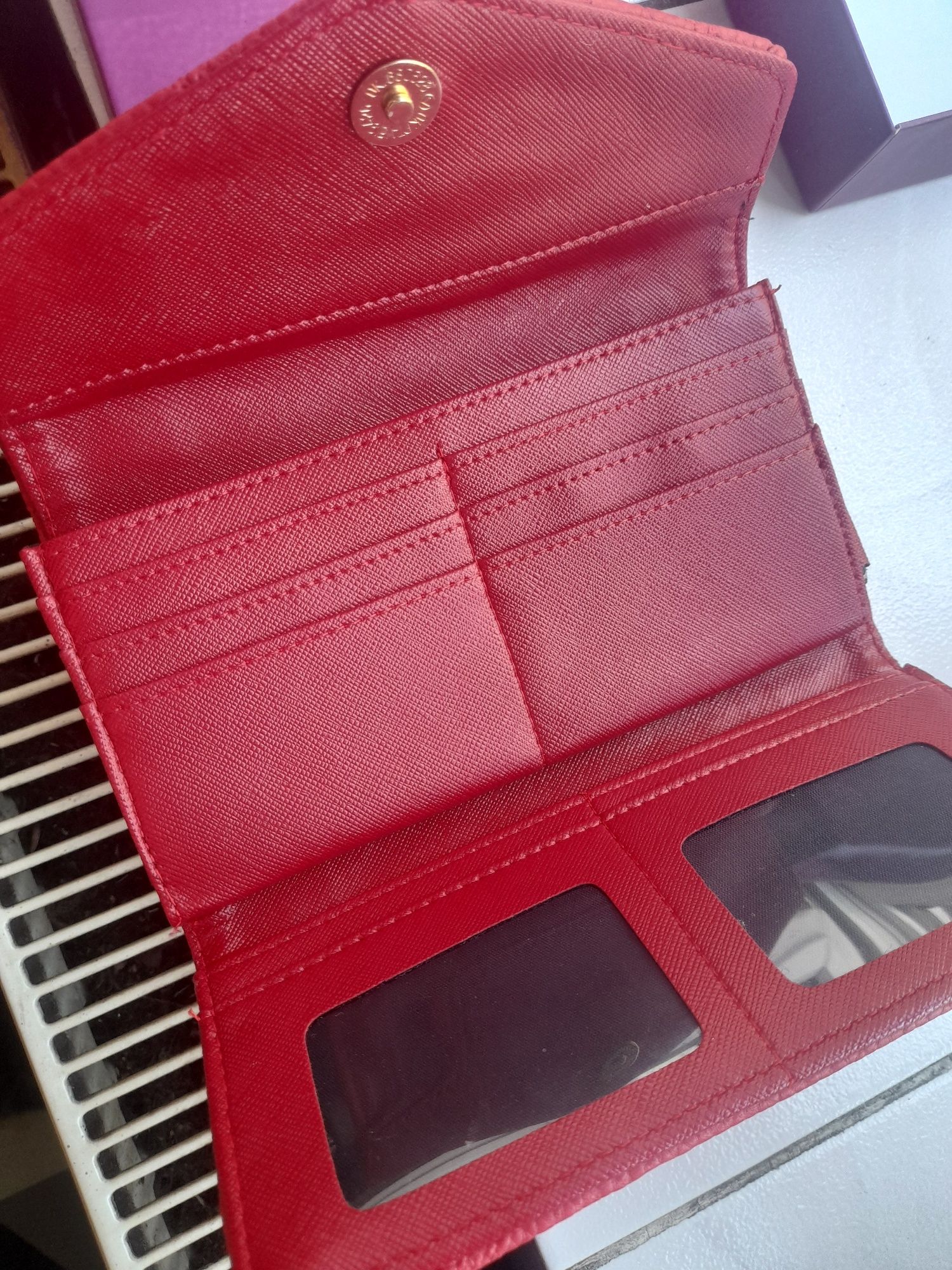 Nowy duzy portfel czerwony z pudełkiem