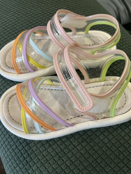Sandalias coloridas . Tamanho 31.