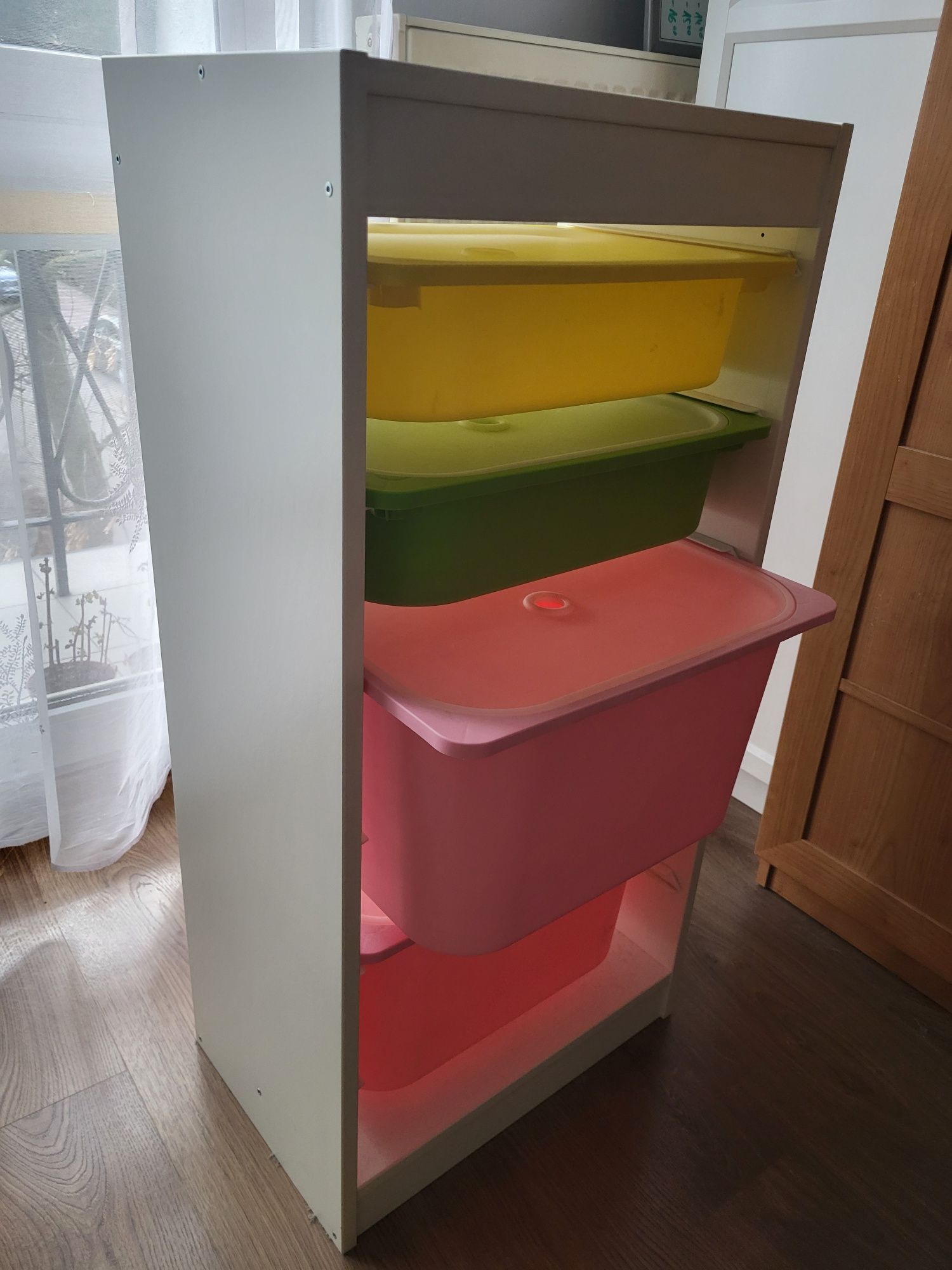 Regał z pojemnikami Ikea