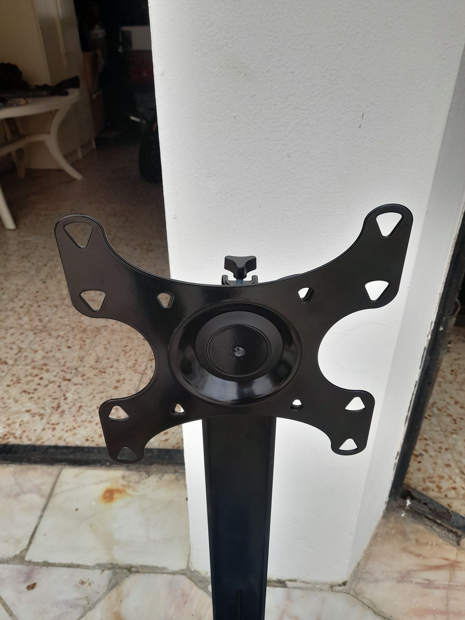 Movel de TV com base em vidro e fixação na torre