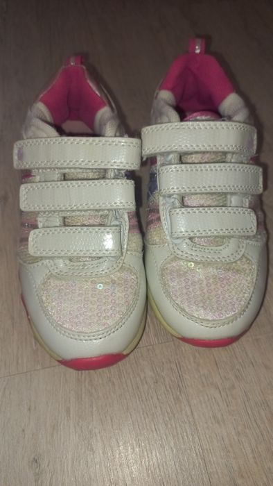 Продам гарненькі кросівки