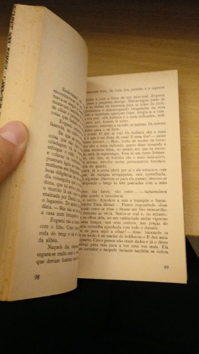 Livros diversos - O Jogador, de Fiódor Dostoiévski , entre outros