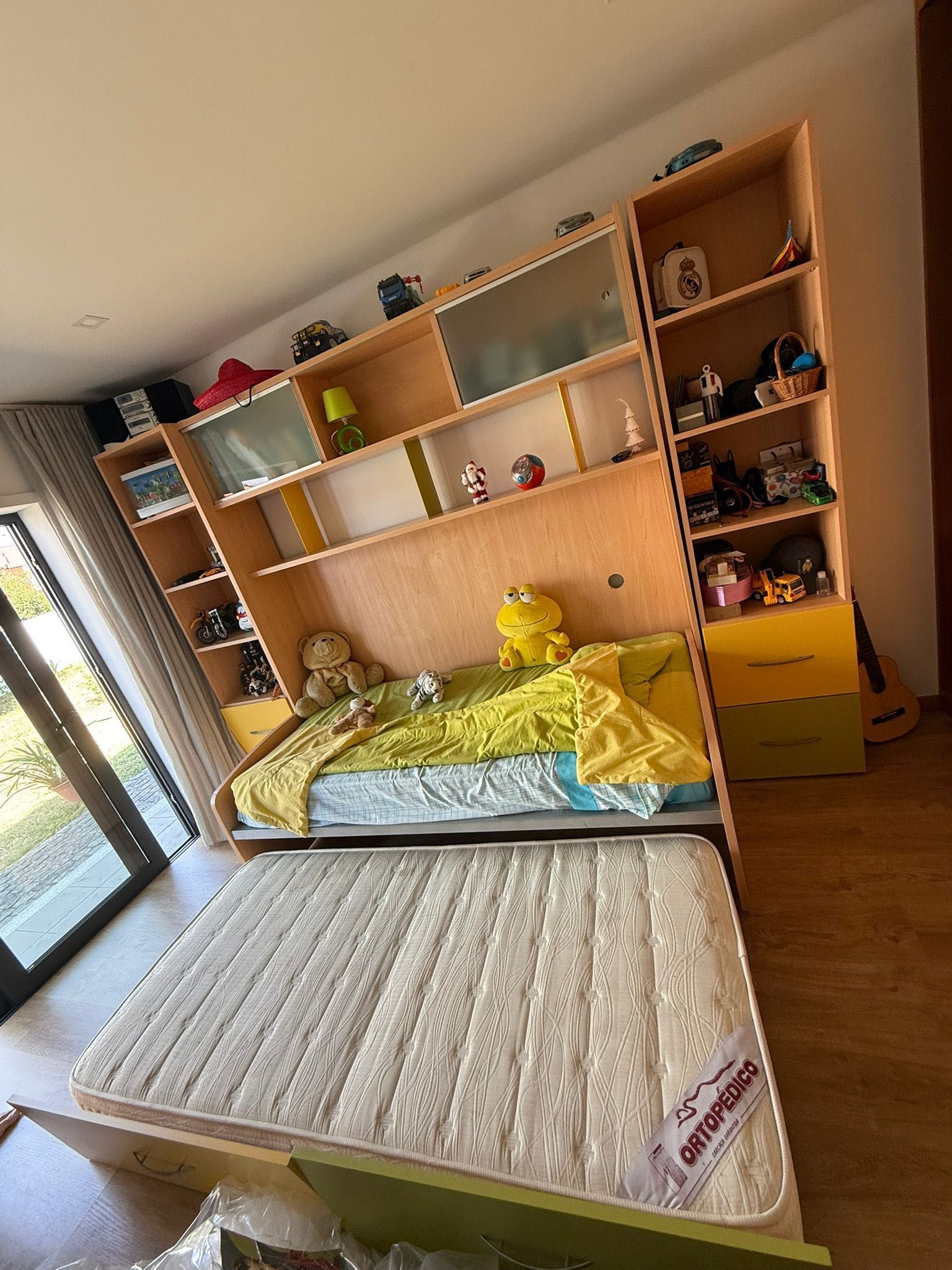 Móvel com cama em bom estado
