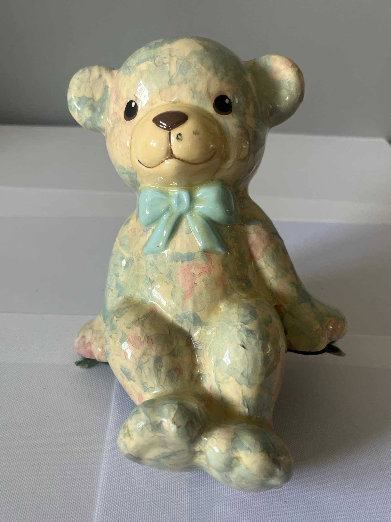 Stary siedzący miś porcelanowa kolorowa figurka kwiaty