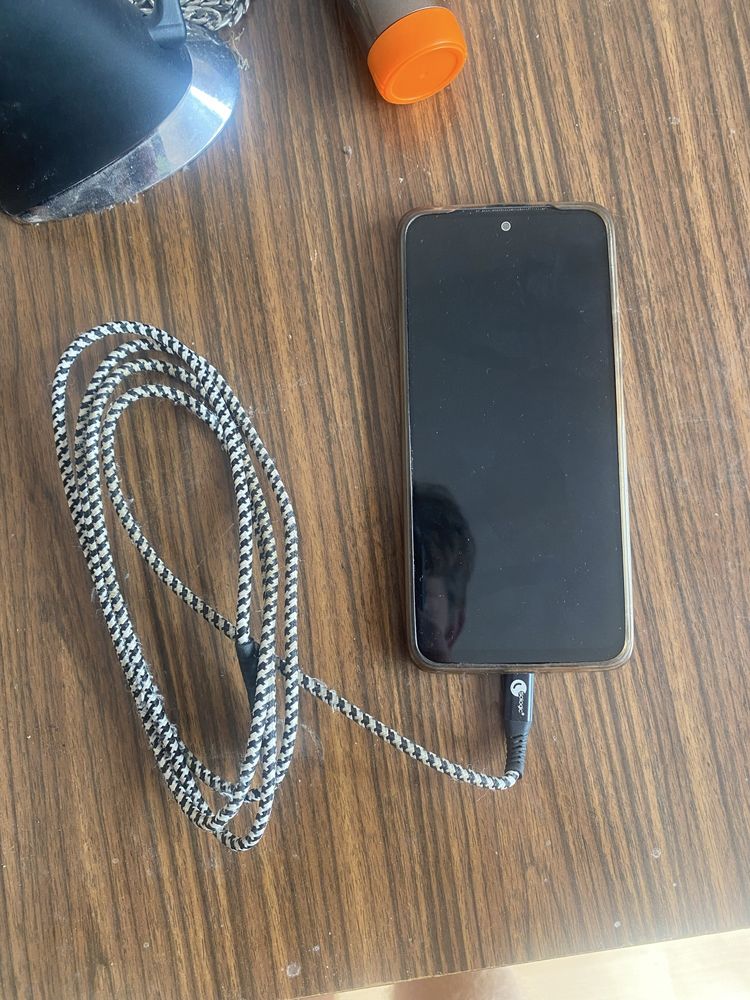 Telefon remi jest sprawny ma kabel do niego dziala dobrze wszystkie kl