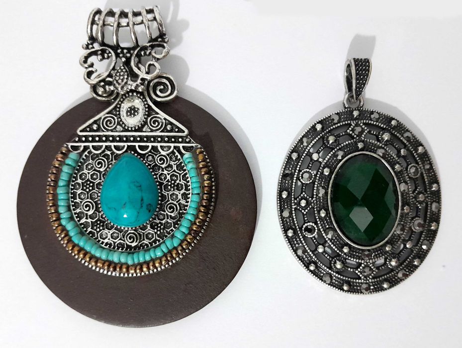 Pendente para colar estilo boho em madeira com pedra azul