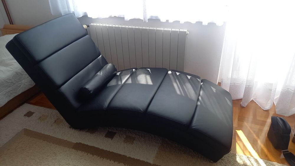 Czarny leżak relaksacyjny