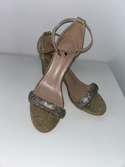 Złote sandałki błyszczące