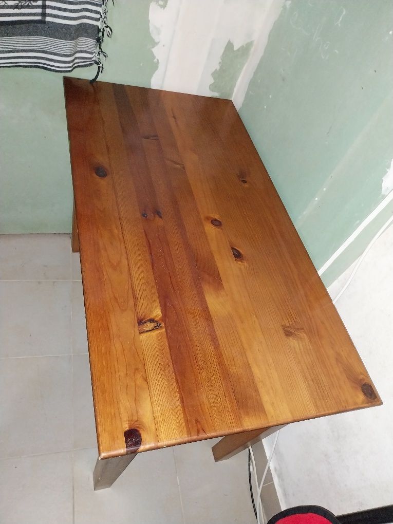 Mesa com algumas marcas de uso