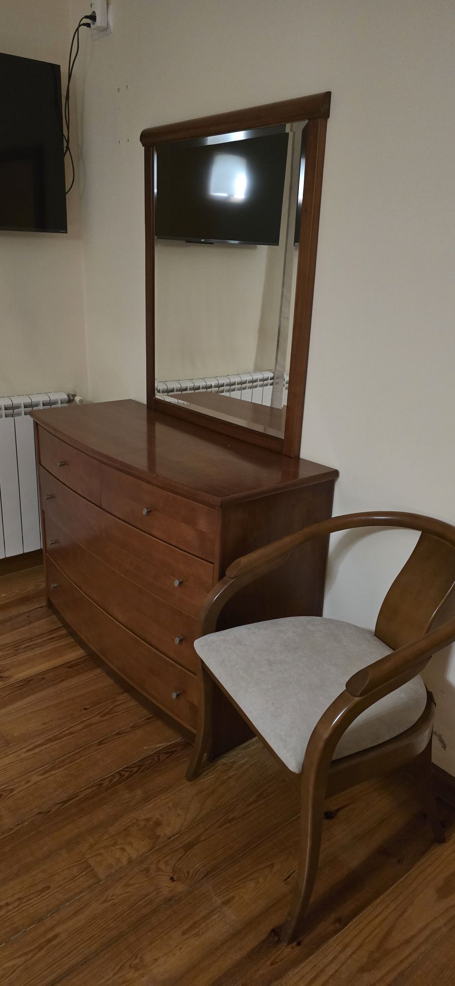 Cama de casal, mesa cabeceiras e comoda